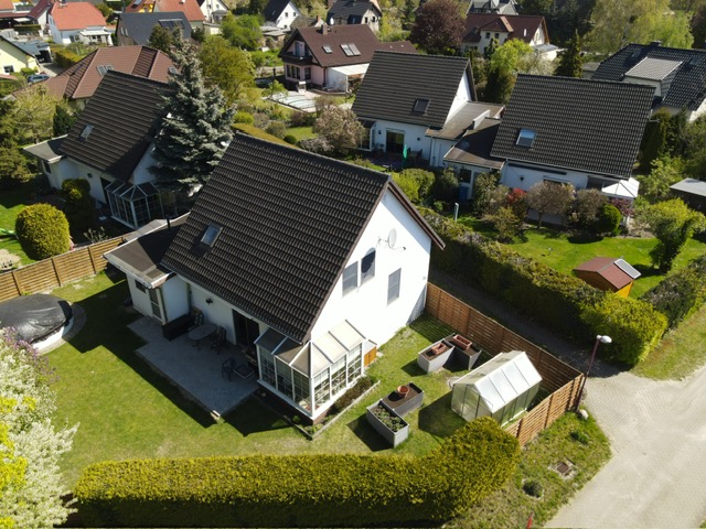Einfamilienhaus mit Garage, Wintergarten, Gaube und Grundstück
