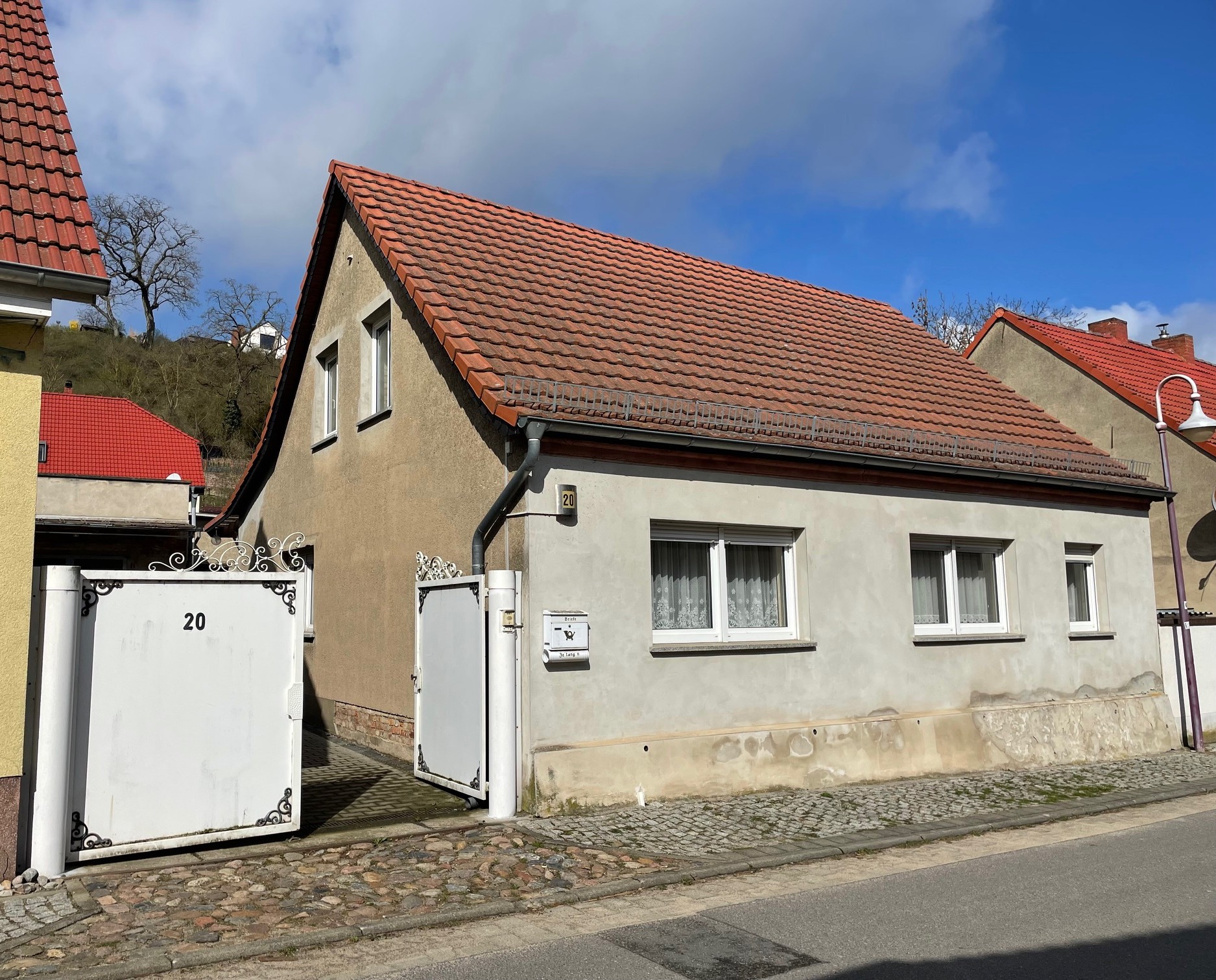 EINFAMILIENHAUS 	MIT GARAGE UND GRUNDSTÜCK